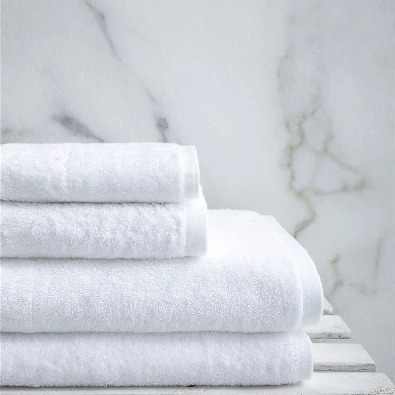 Des serviettes d'hôtel blanches à blanc ordinaires de qualité ensembles coton pur 16s single cachée